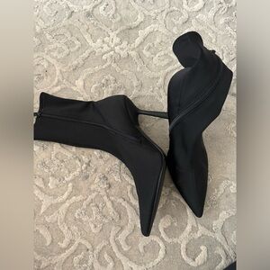 Size 8 Zara sock bootie. Worn a couple times. True to size.